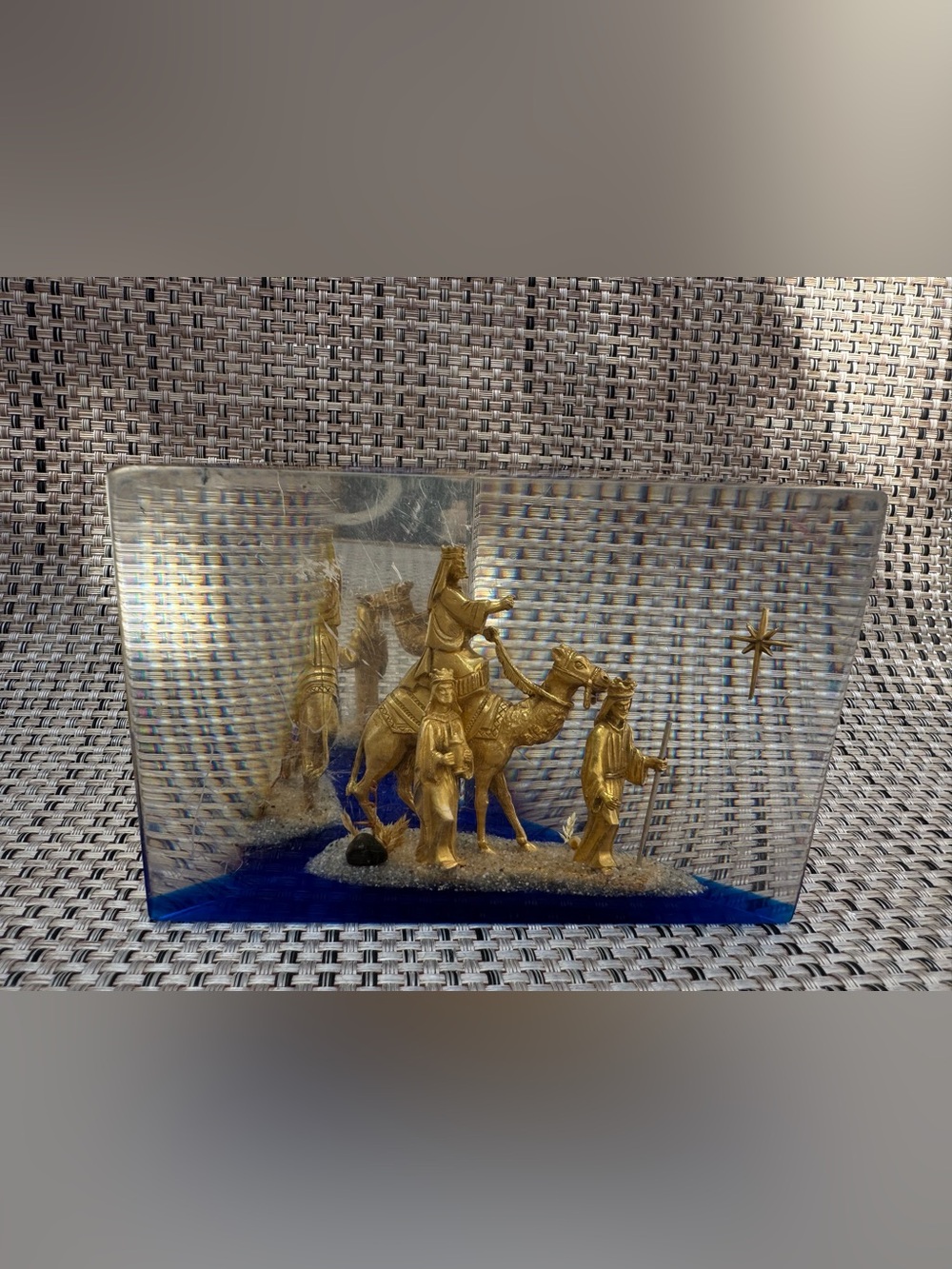 VINTAGE CREED PAPERWEIGHT MAGI THREE
KINGS CAMEL STAR ENCASED LUCITE TRIANGLE